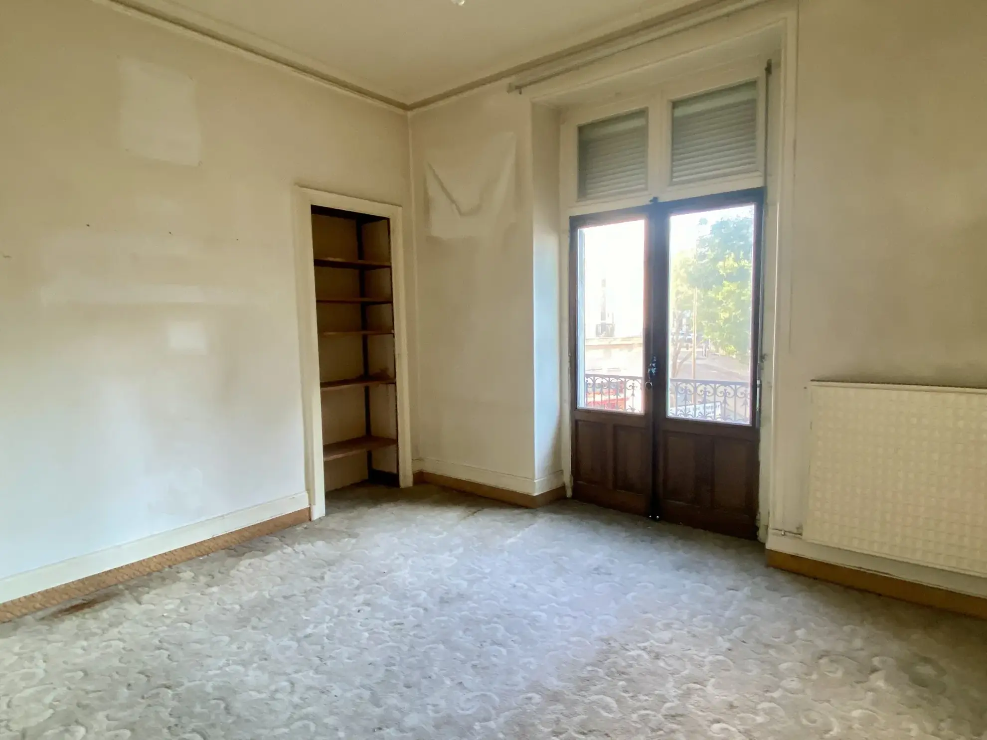 Appartement ancien à rénover au centre du Mans avec balcon et cave 