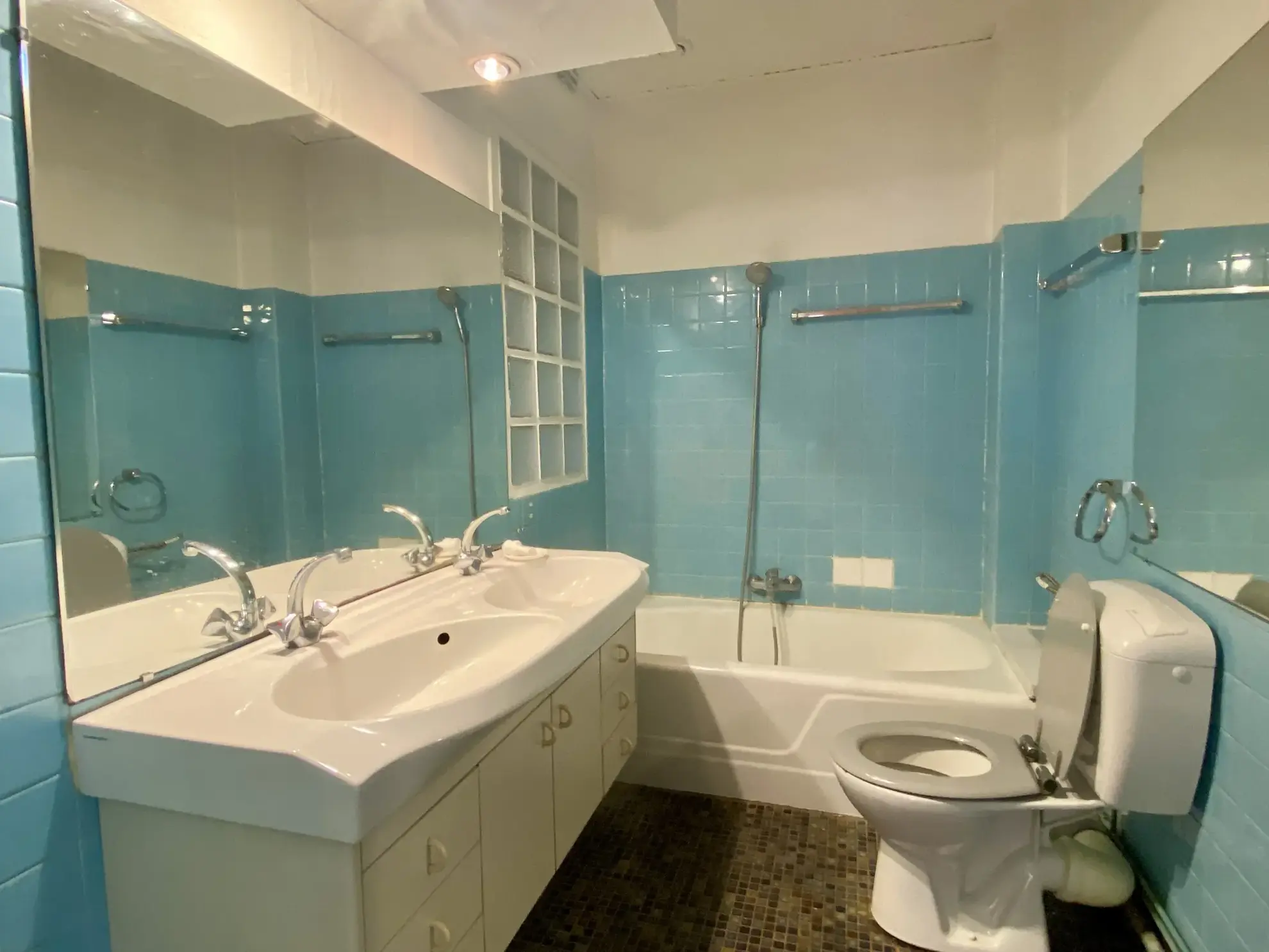 Appartement ancien à rénover au centre du Mans avec balcon et cave 