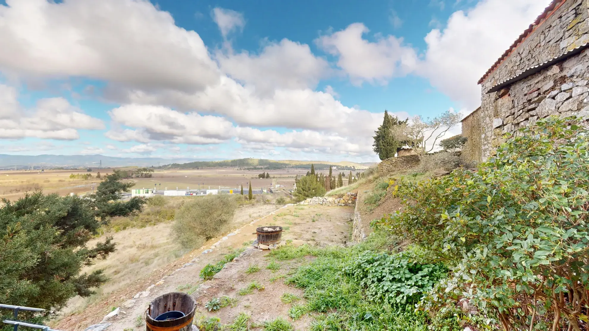 Maison de village en pierres avec vue panoramique à Escales dans les Corbières 