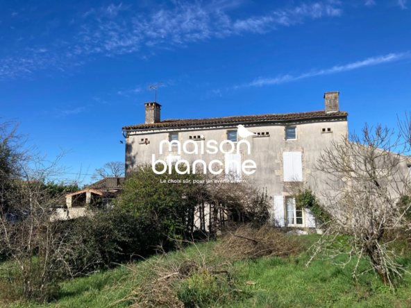 Maison ancienne avec grand potentiel à La Crèche – 150 m², terrain de 1472 m²