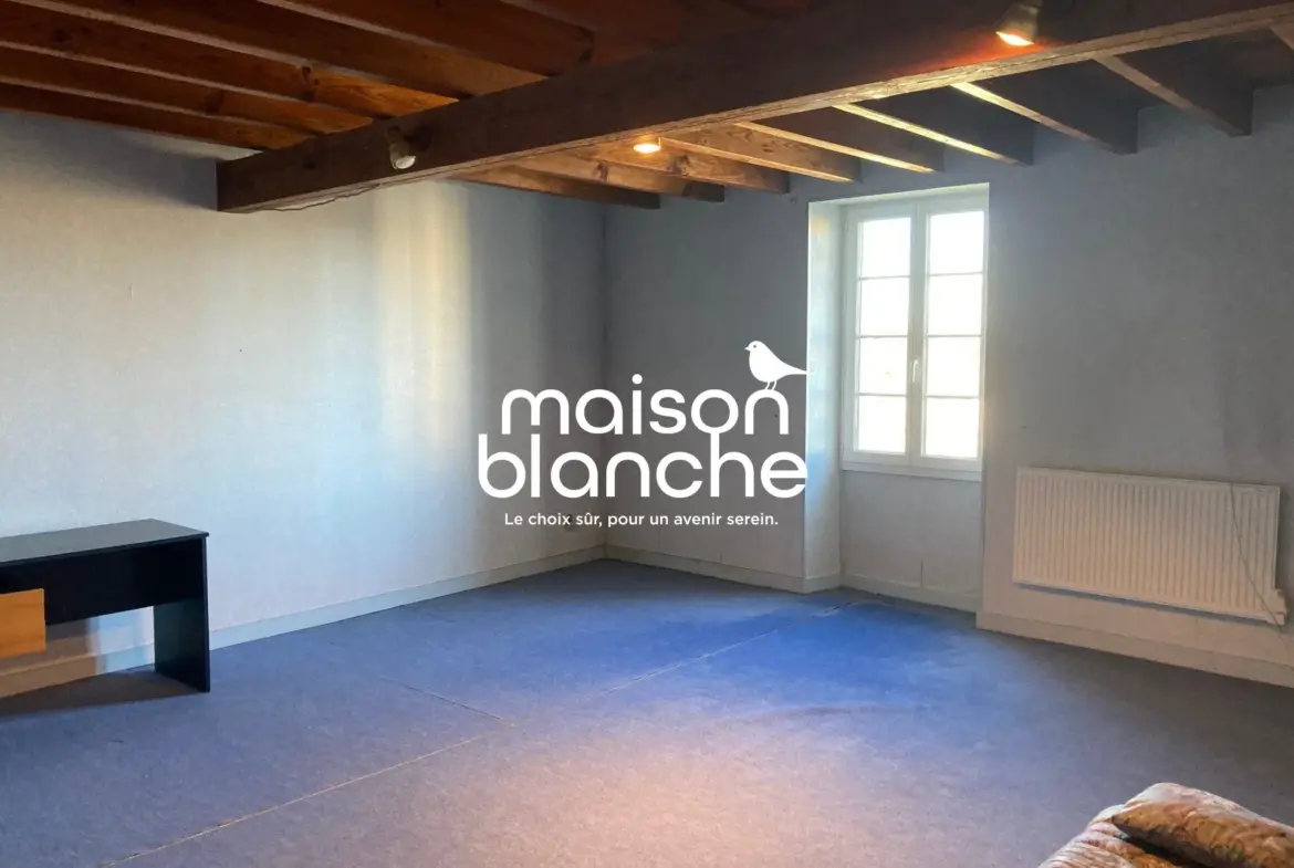 Maison ancienne avec grand potentiel à La Crèche – 150 m², terrain de 1472 m² 