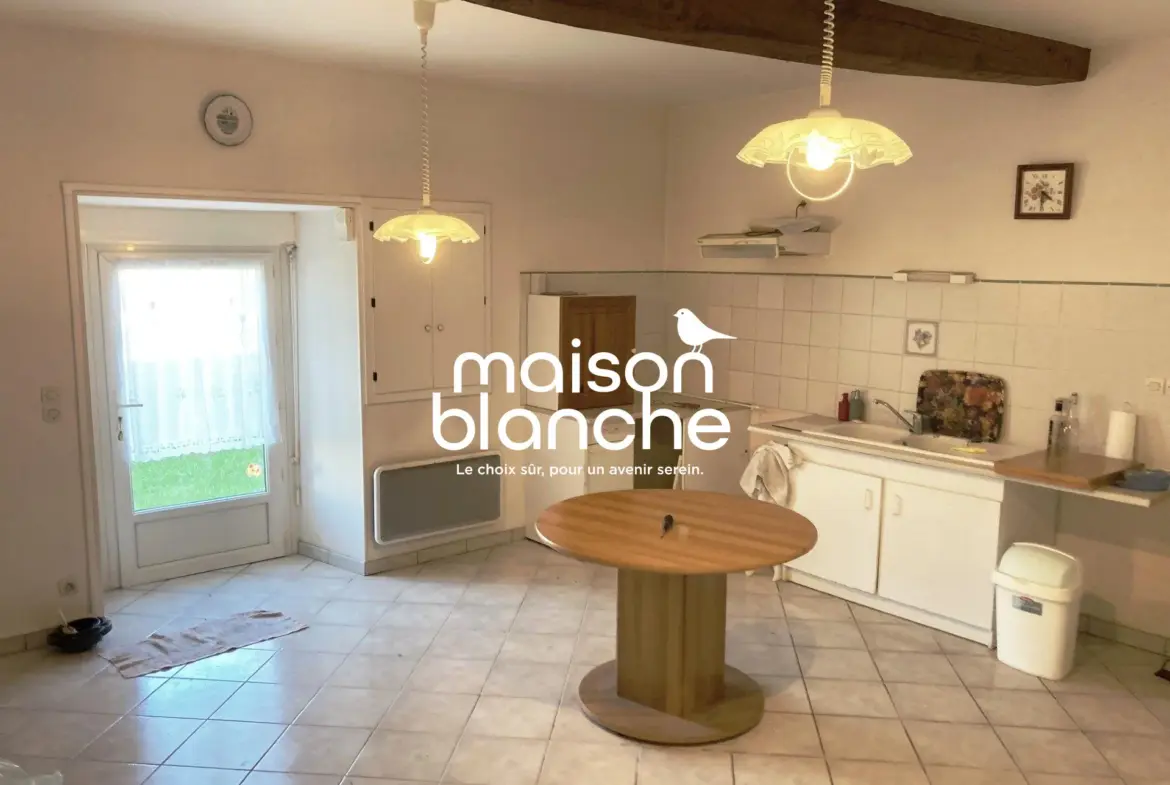 Maison ancienne avec grand potentiel à La Crèche – 150 m², terrain de 1472 m² 