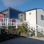 Charmant chalet résidentiel de 51 m² à Guerlédan, proche du lac, terrasse et stationnement inclus