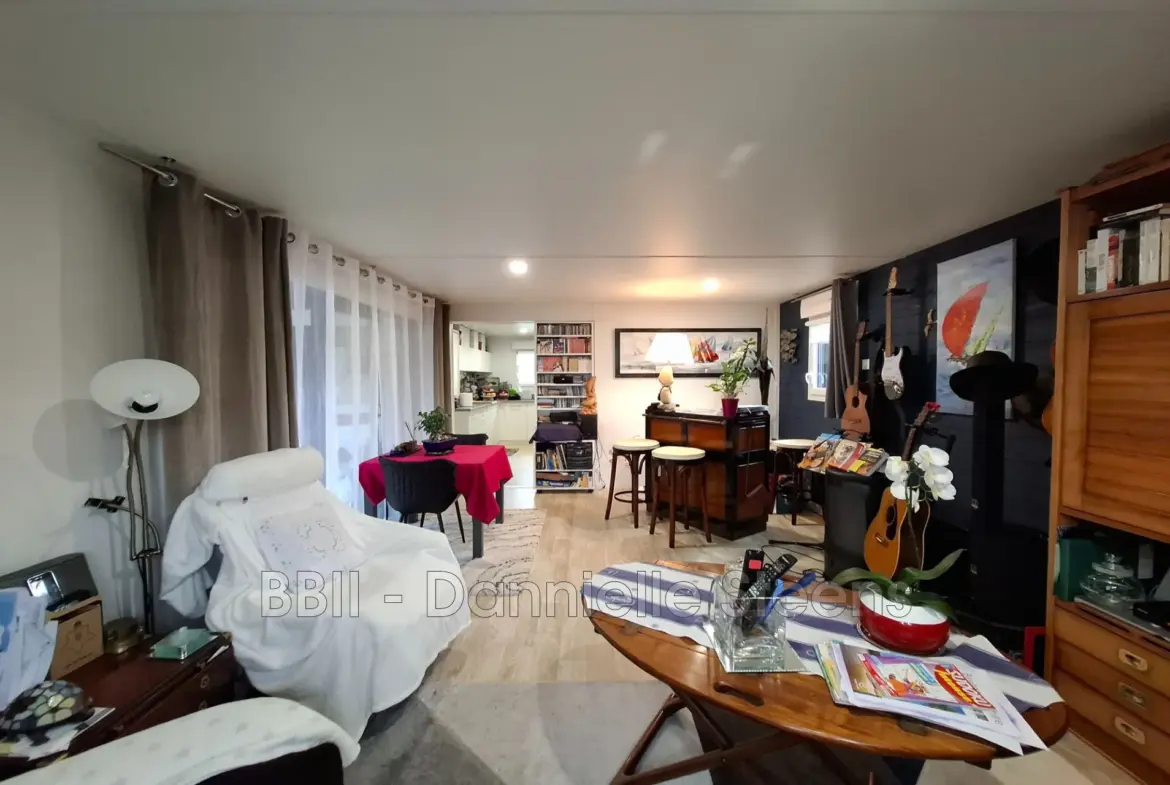 Charmant chalet résidentiel de 51 m² à Guerlédan, proche du lac, terrasse et stationnement inclus 