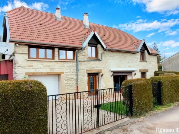 Magnifique maison en pierre rénovée avec jardin et garage à Briaucourt