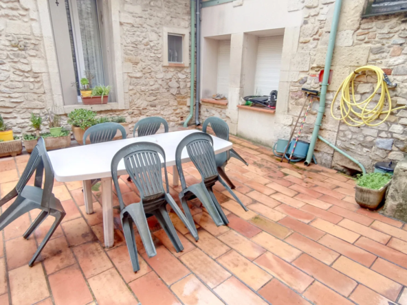 Appartement T3 en rez-de-chaussée à Nîmes avec garage et potentiel de rénovation