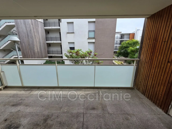 Appartement 3 pièces à rénover à Toulouse avec terrasse et parking