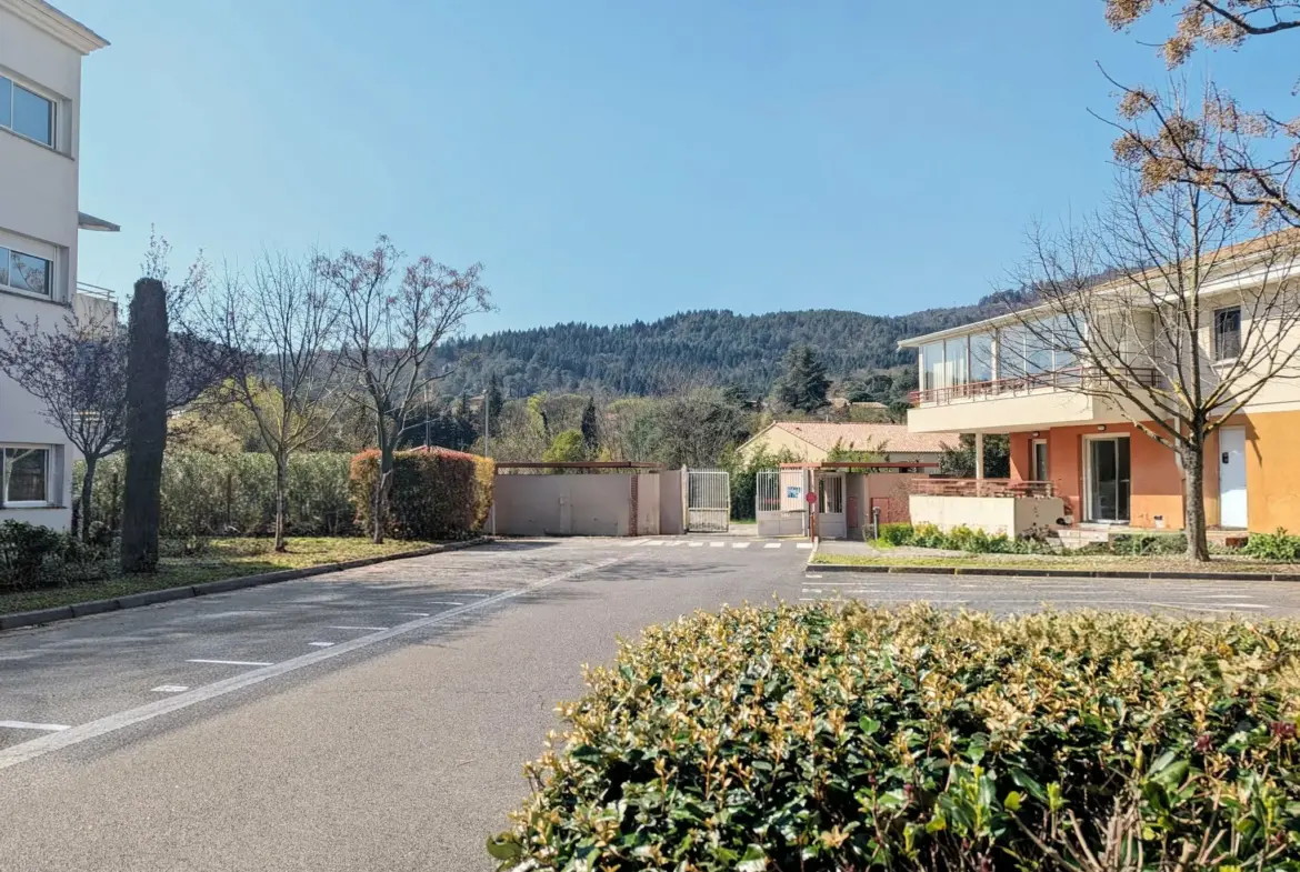 Appartement T3 en Rez-de-Chaussée avec Terrasse à Lamalou-les-Bains 