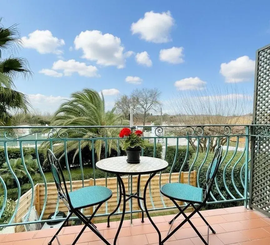 Studio lumineux à Grimaud avec balcon en résidence avec piscine 