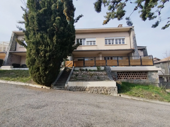 Appartement rénové avec terrasse de 60 m² dans environnement calme près de Serres et Laragne