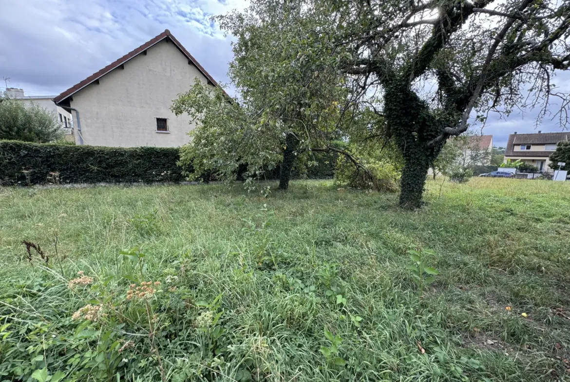 Terrain constructible de 902m² à Stry sur Seine, quartier calme et résidentiel 