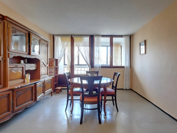Appartement 3 pièces à Arles avec loggia et sécurité, à rafraîchir