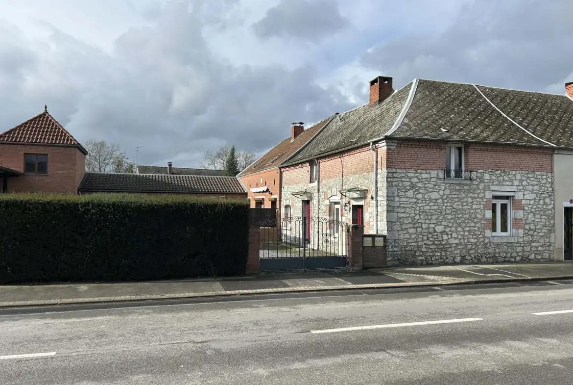 Maison semi-individuelle à vendre à Aulnoye-Aymeries – Charmante propriété avec dépendance 