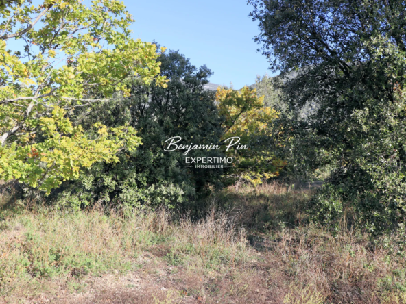 Terrain à bâtir de 1117 m² à Rustrel face au Colorado Provençal