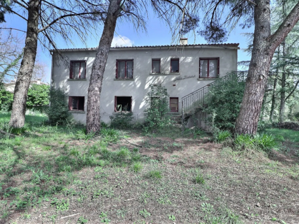 Maison à rénover de 91 m² avec garage sur parcelle de 933 m² à Quissac