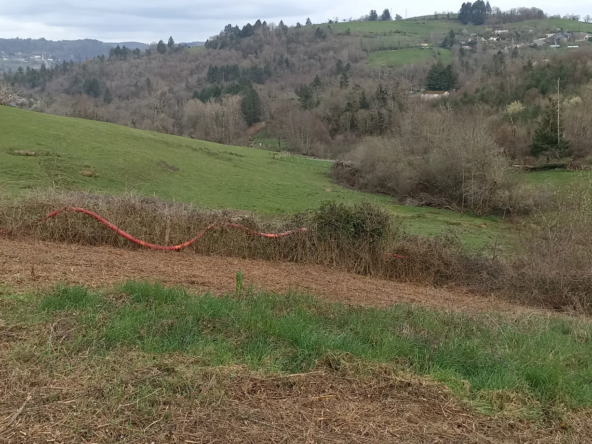 Terrain constructible de 910 m² à Dampniat, secteur recherché