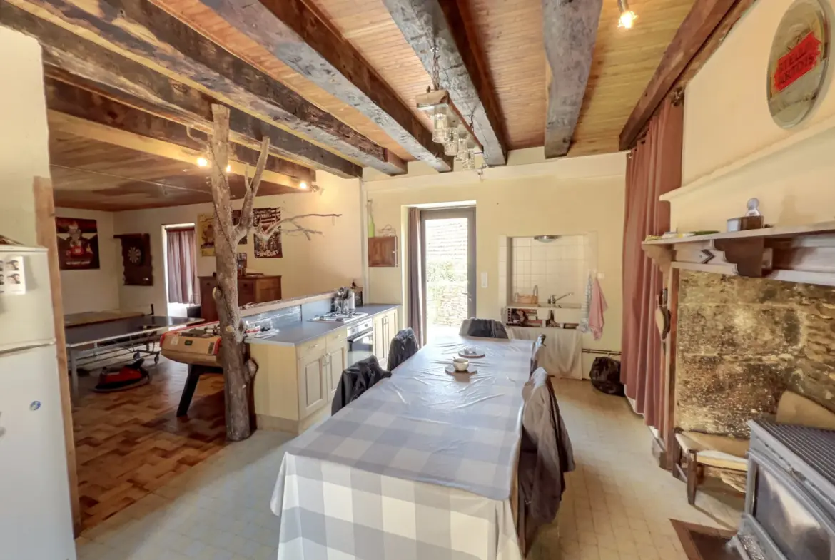 Corps de Ferme en Périgord Noir avec dépendances et terrain arboré 