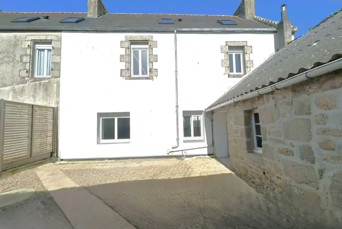 Maison de ville charmante rénovée à Plouescat avec jardin et suite parentale 