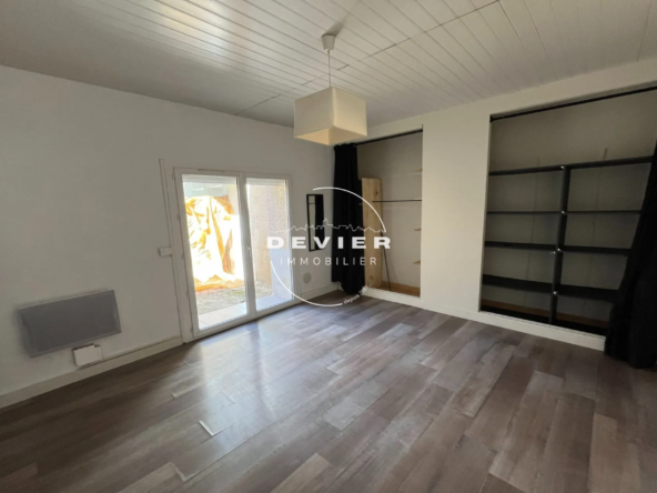 A vendre appartement T3 en centre de Castries avec cour semi-privative