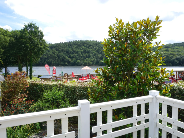 Chalet au lac de Guerlédan avec vue et équipé complet, parfait pour investissement ou résidence secondaire en Bretagne