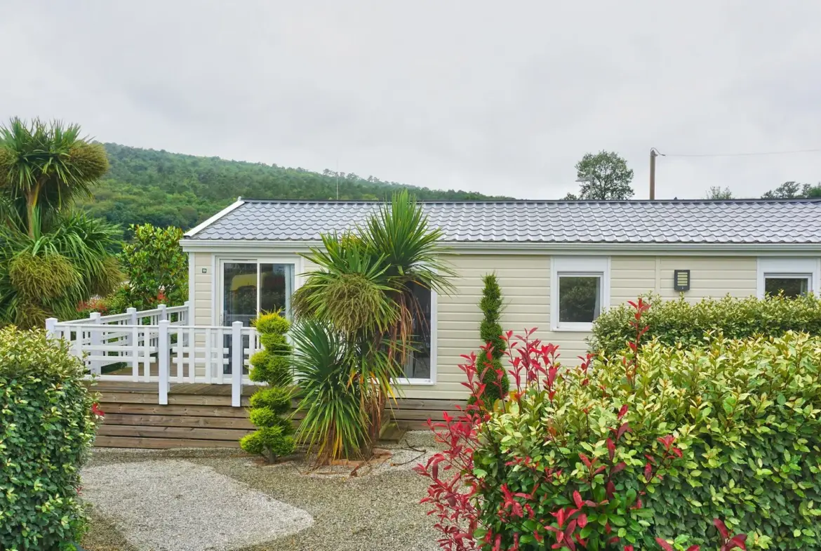 Chalet au lac de Guerlédan avec vue et équipé complet, parfait pour investissement ou résidence secondaire en Bretagne 
