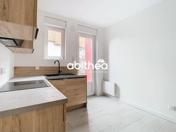 Maison semi-individuelle rénovée avec 3 chambres, cour et garage à Wailly près d'Arras