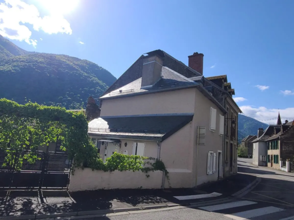 Maison rénovée de 90 m² à Antignac avec vue montagne, clé en main