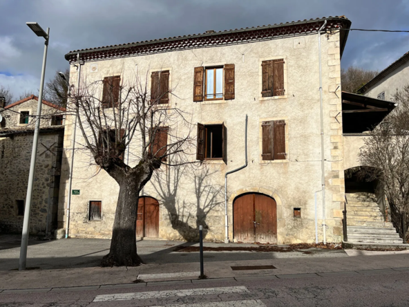 Maison ancienne à rénover à Beauriéres avec grand potentiel et cachet authentique