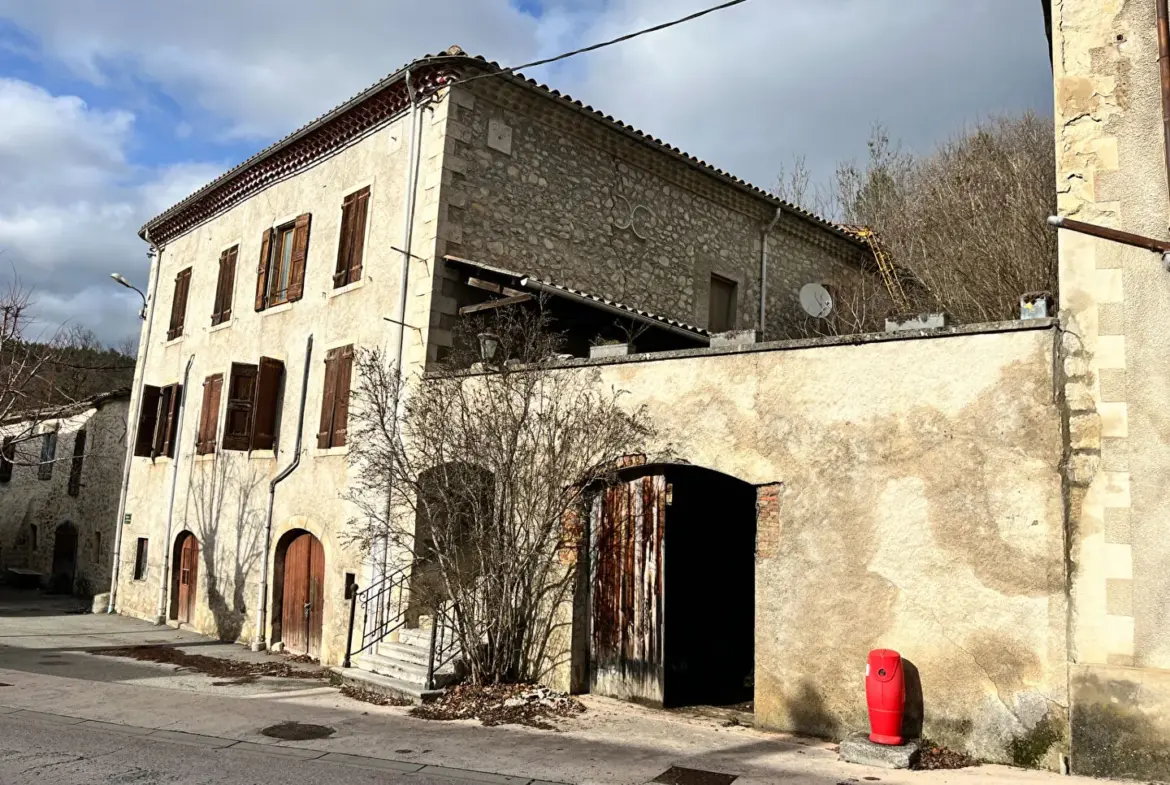 Maison ancienne à rénover à Beauriéres avec grand potentiel et cachet authentique 