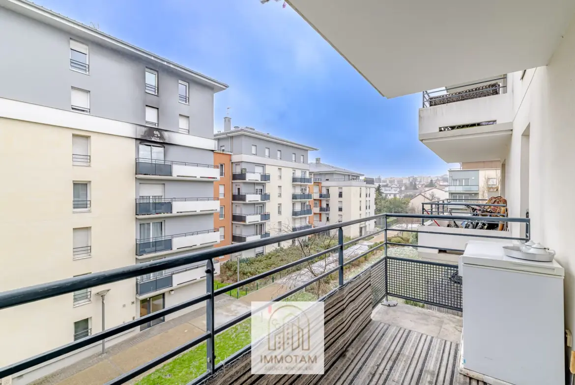 Studio à vendre à Thiais de 27,5 m² avec balcon et parking - Opportunité d'investissement 