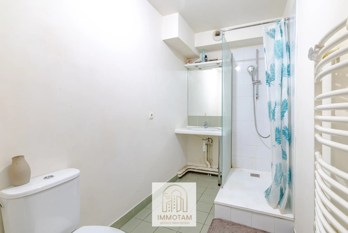 Studio à vendre à Thiais de 27,5 m² avec balcon et parking - Opportunité d'investissement 