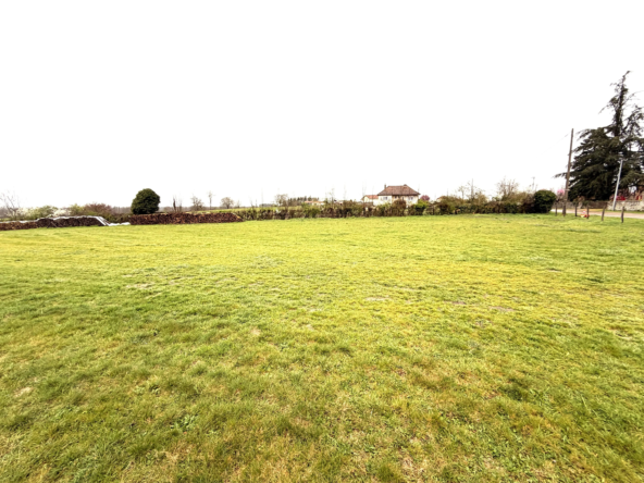 Terrain constructible à Montceau l'Étoile de 1750 m² avec vue dégagée