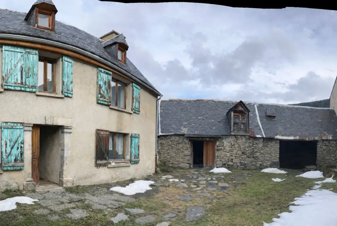Maison à rénover avec combles aménageables et grange à Aulon, vallée d'Aure 