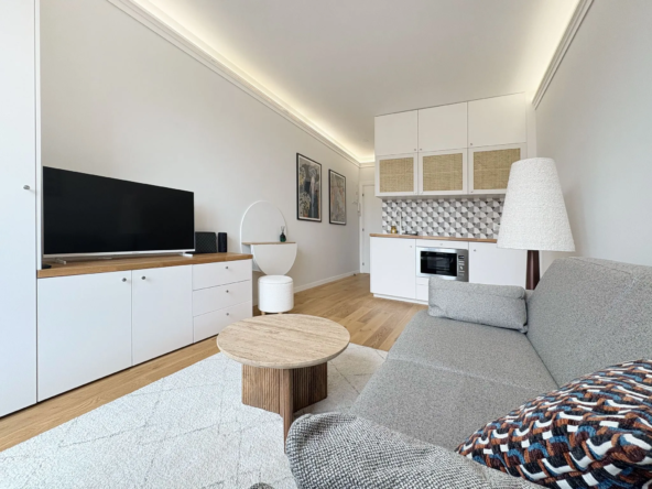 Studio haut de gamme avec balcon en dernier étage à Neuilly / Paris 17