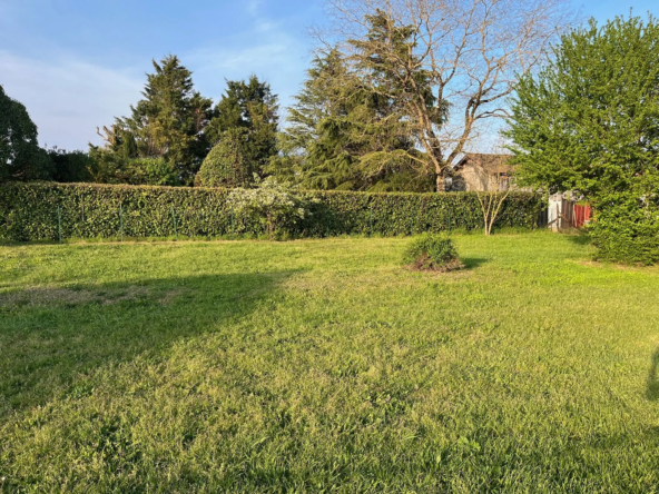 Terrain constructible plat de 625 m² à Saint-Pierre-d’Eyraud - Opportunité à saisir