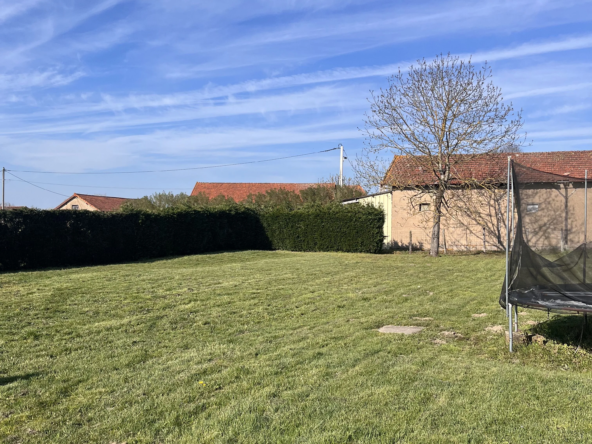 Terrain à vendre à Vitry-en-Charlollais - 800 m² viabilisé, proche commodités