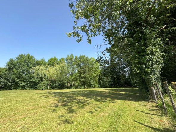 Terrain constructible de 626 m² à Léognan, proximité du bourg