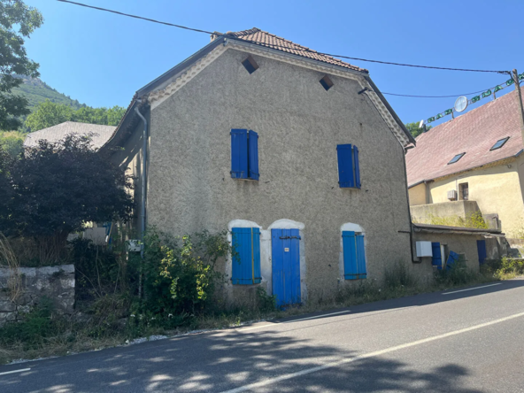 Maison en pierre à rénover à Lus la Croix Haute avec dépendances