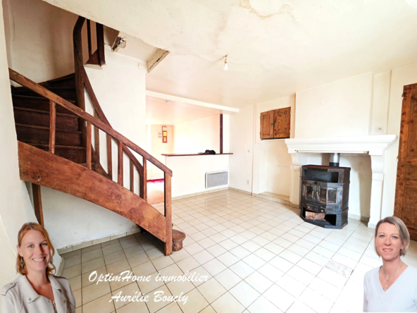 Maison de village en pierre à rénover à Saint-Aupre, 71 m² habitable avec potentiel de 109 m²