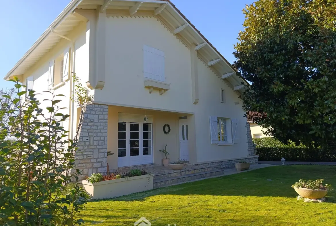 Maison à Hagetmau de 154 m² avec jardin et garage, idéale pour famille 