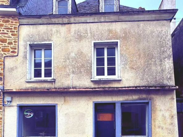Immeuble avec local commercial et appartements à Cossé-le-Vivien à vendre