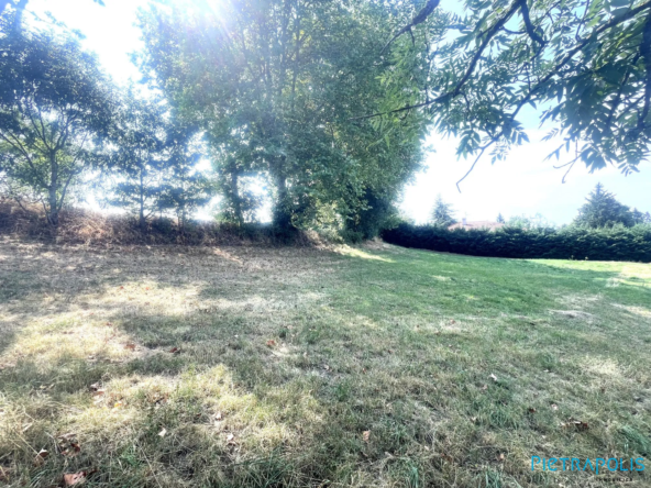 Terrain constructible de 1285 m² à Lay, à proximité des écoles et commerces