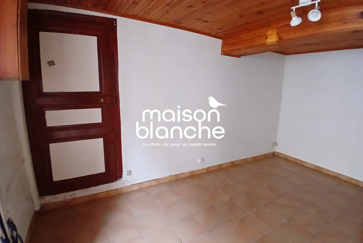 Maison à vendre à Parthenay de 90 m² avec potentiel près commodités 