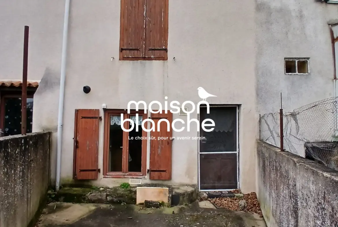 Maison à vendre à Parthenay de 90 m² avec potentiel près commodités 