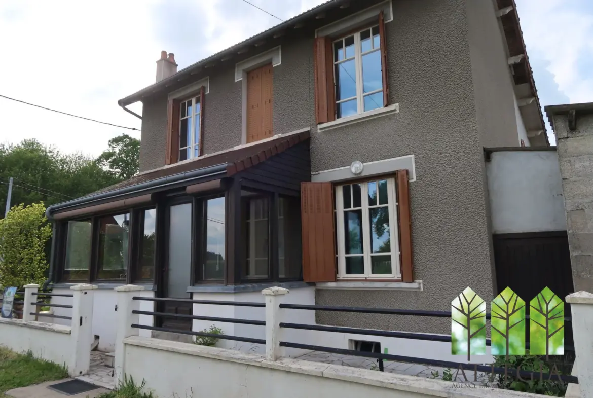 Maison indépendante en pierre avec grand jardin et dépendances près de Bonnat 