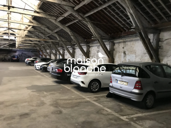 Place de parking couverte à Bordeaux près du Médoc, options variées