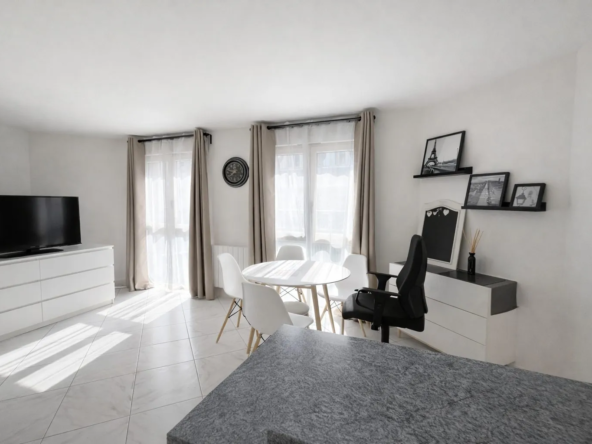 SÉJOUR PIECE DE VIE Charmant appartement T1/2 lumineux avec parking sécurisé à Champs-sur-Marne