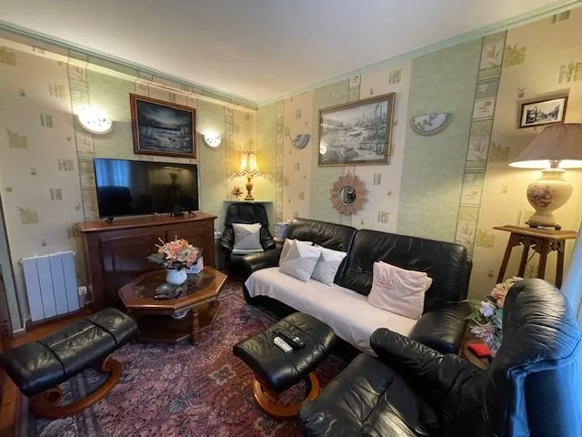Maison en vente à Monts avec dépendances et terrasse de 25 m² 
