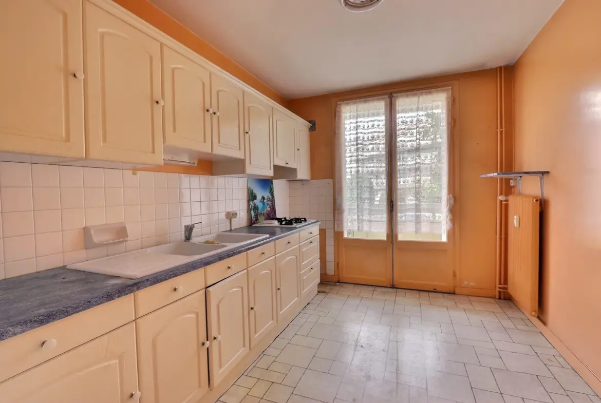 Appartement à Clermont-Ferrand La Glacière avec grande terrasse, garage et travaux à prévoir 