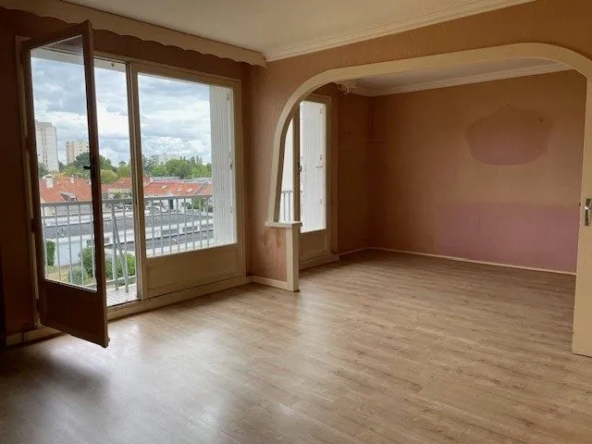 séjour Appartement T5 à rénover à Rezé Saint Paul avec balcon et cave
